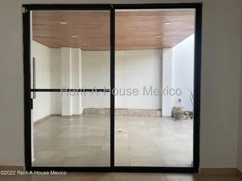 Casa Con Cuarto De Servicio, 4 Recámaras, Área De Tv. Cumbres Del Lago - Venta Rah2204