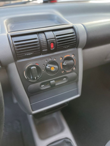 Imagem 13 de 14 de Chevrolet Classic Sedan 1.0 4p Vhce Flex Ls