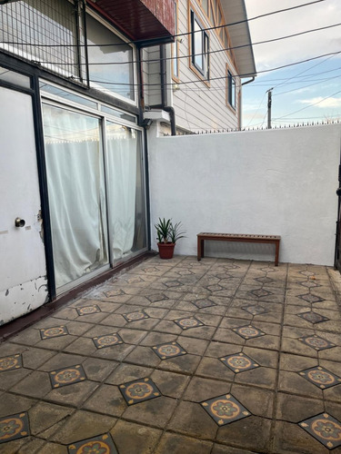 Casa Muy Bonita, Sector Tranquilo, Locomoción A 2 Cuadras.