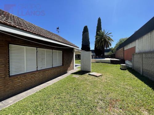Venta De Casa Quinta En Barrio Lanusse Con 3 Terrenos