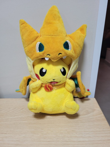 Pelúcia Pokemon Pikachu Cosplay Mega Charizard Y 20cm