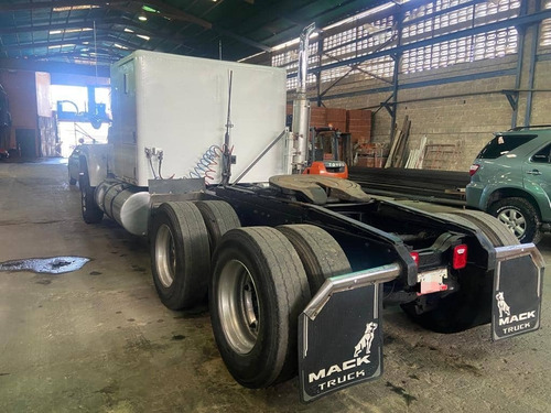 Imagen 8 de 13 de Mack R600 Canadiense