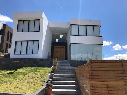 Vendo Moderna Y Amplia Casa En Puembo