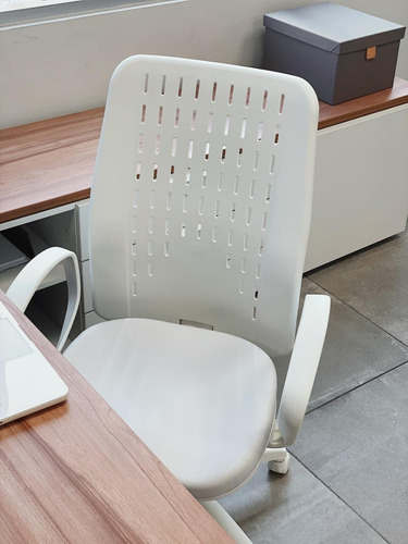 Silla de escritorio de Outlet Planaria ergonómica blanca con tapizado de cuero sintético
