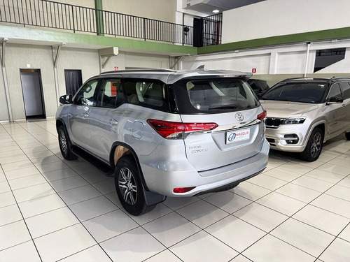 Toyota Hilux SW4 2.7 SR 7 LUGARES 4X2 16V