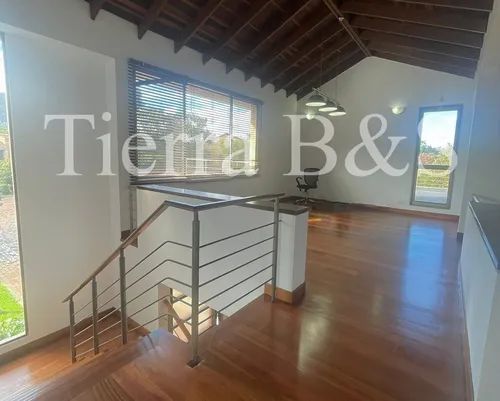 Lujosa Residencia: Confort Y Elegancia Por $13.900.000 Incluida Administración, San Simón