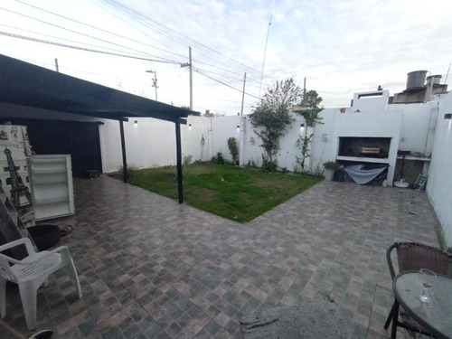 Casa En Venta - 3 Dormitorios 1 Baño - Cochera - Ringuelet