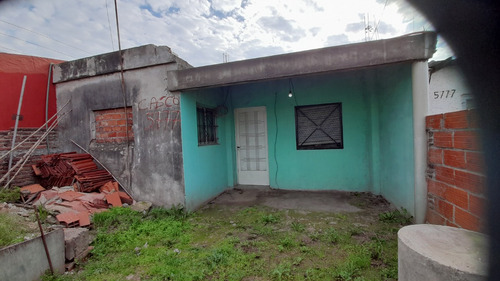 Vendemos 2 Casas En Un Terreno En G Catan Barrio Independencia, Colectivos En Puerta