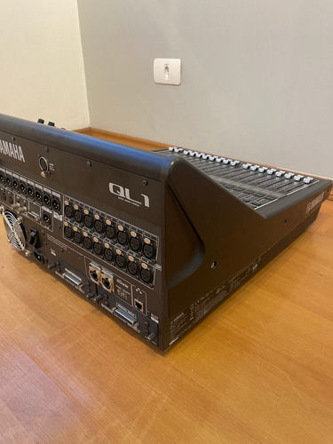 Mesa Digital Yamaha Ql1 Com Case Semi Nova (Usado)