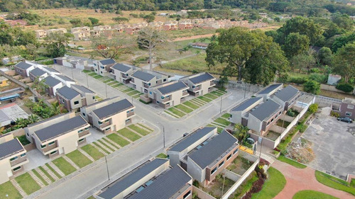 En Venta De Townhouse En Conj. Resd. Casa Verde San Diego Planta 100%