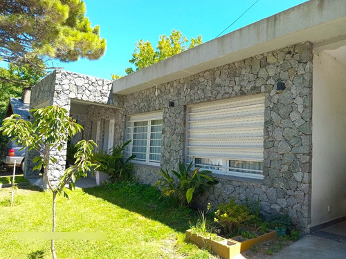 Venta Casa  Estilo Moderno 4 Amb, Pileta, Quincho Y Garage - 