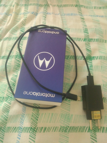 Smartphone Motorola One 64 Gigas. Semi-novo.