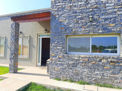 Imagen 1 de 11 de Venta Casa En Barrio Cerrado