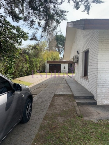 Imagen 3 de 30 de Amplia Casa En Zona Cantegril, 4 Dormitorios Con Dependencia, Piscina Y Parillero.