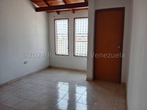Townhouse En Turmero Hermoso Frente De Piedras Decorativas, Amplia Sala Comedor 24-28979 Irrr