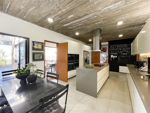 Casa En Venta De 8 Dorm. En Lo Barnechea