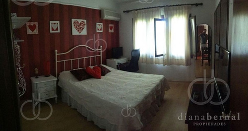 Punta Del Este, Casa De 3 Dormitorios Y Dependencias En Mansa Con Piscina Climatizada.- Ref: 43189