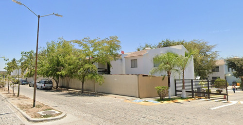 Casa En Remate Bancario En C. Estereo Las Tapias, Fracc. Real Ixtapa, Puerto Vallarta, Jalisco (60% Descuento, Posesión Inmediata) ¡gran Oportunidad De Inversión! - Sk12