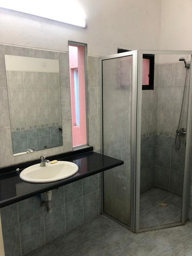 Lega Propiedades Vende Hermosa Casa Con Fondo.