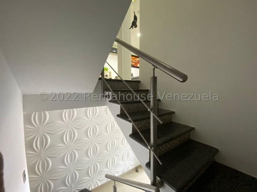 Imagen 12 de 22 de Julio Latouche Vende Hermoso Townhouse En Lomas Del Este Valencia 23-9286