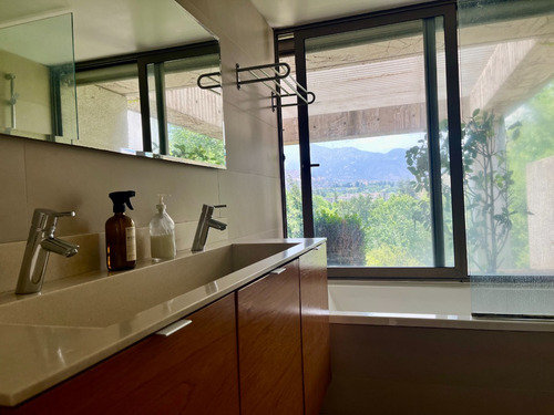 Remodelado 4 Dormitorios + 3 Baños + Servicios!