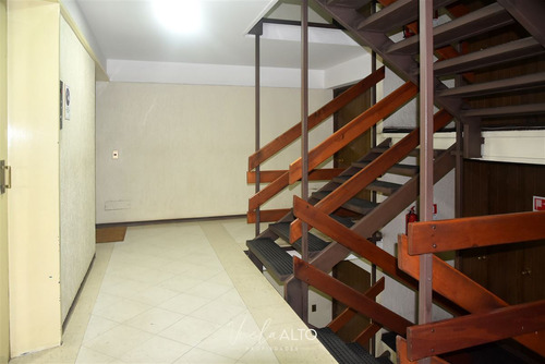 Depto. En Venta 2 Dorm Y Servicios / Vitacura / 2 Estac.