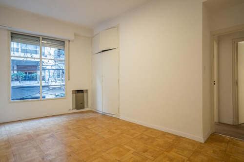 Departamento En Recoleta De 3 Ambientes Con Dependencia.