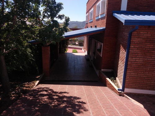 Casa Chalet De Dos Plantas Con Vistas Hacia La Montaña En Ubicación Tranquila Y Cerca Del Centro.