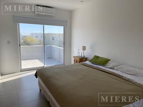 Casa En Venta Con Renta Sobre Lote Interno En Barrio Araucarias Puertos