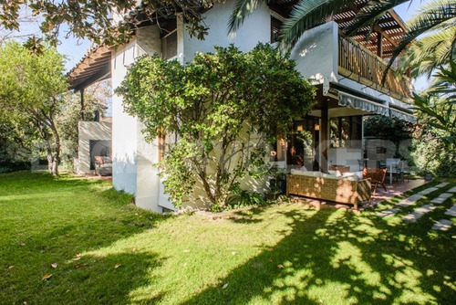 Casa Con Amplios Espacios Y Excelente Iluminación
