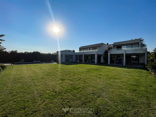 Casa En Venta De 5 Dorm. En Colina