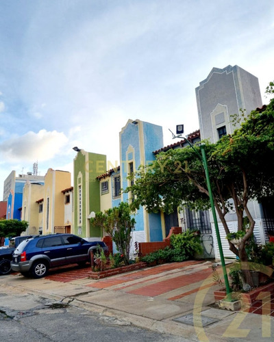 Imagen 1 de 10 de Townhouse En Alquiler En Cr Aguamarina, Lecheria. Anzoategui.