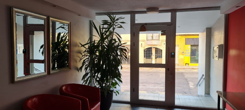 Imagen 1 de 12 de Venta Lindo Apartamento Un Dormitorio Y Terraza En Ciudad Vieja, A Pasos De La Rambla!
