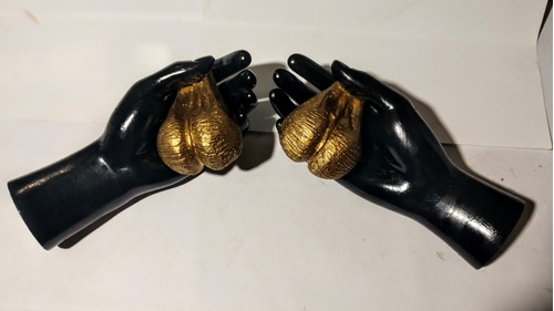 Única Escultura Mano Negra C/huevos De Oro  Leer