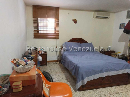 Apto. En La Urb. Los Chaguaramos, (rgpr) Mls #25-24611