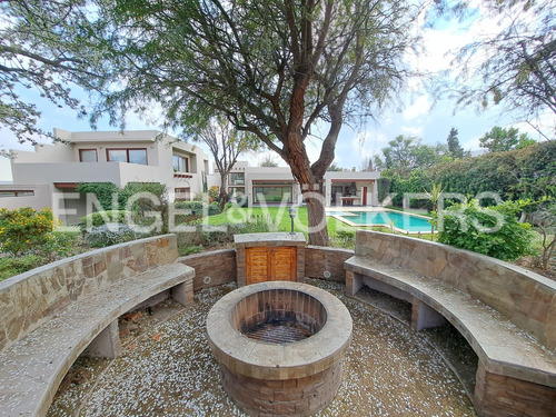 Hacienda, Borde Cancha. Excelente Casa En Venta