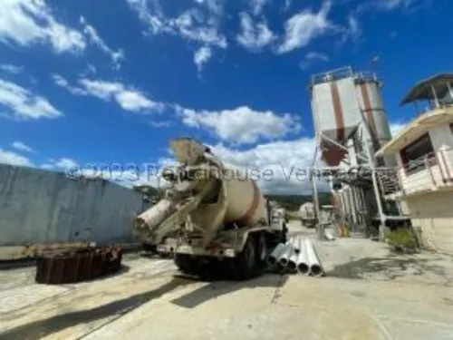 #23-18004 Concretera En Rio Tuy