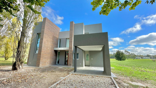 Casa En Venta - 4 Dormitorios 3 Baños - Cochera - 1.250mts2 - Haras Del Sur, La Plata