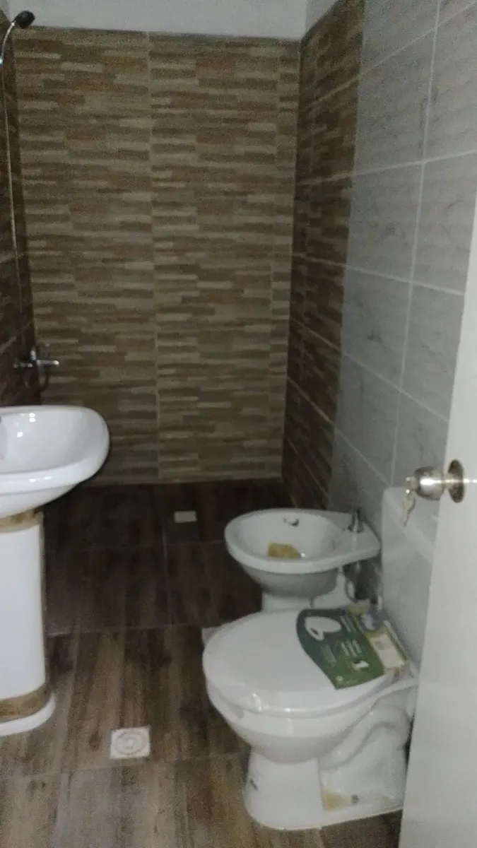 Muy Buen Apartamento De 2 Amplios Dormitorios, Remodelado A Nuevo .  A Pocas Cuadras Del Nuevo Centro Shopping, Próximo A L.a.de Herrera. Alquiler 17000, 800 Gastos Comunes. Anda, Cgn, Aseguradoras. · Foto 3