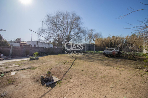 Venta Casa En Las Piedras, 2 Dormitorios, Gran Terreno.