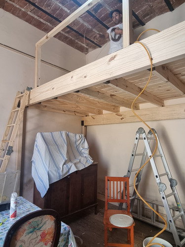 Entrepiso De Madera Con Escalera Y Balconeos Elegantes