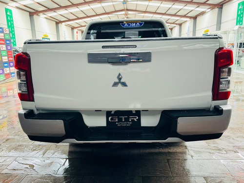Mitsubishi L200 2.4 Cabina Doble 4x2 Mt