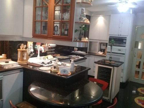 Se Vende Bello Town House En La Unión. La Mapora 250 M2