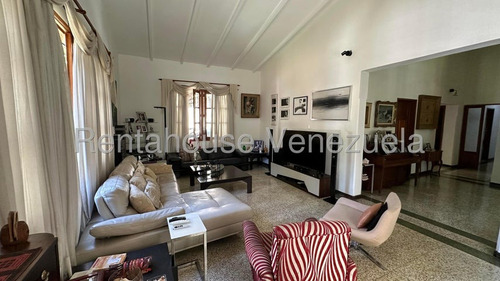 Casa En Venta En Los Palos Grandes Con Terreno Único Kg Negociable