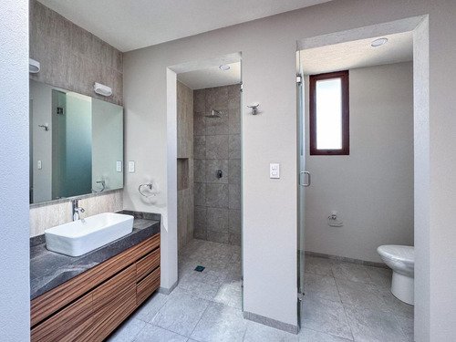 Casa En Venta En Metepec A Un Costado Del Parque Bicentenario Con Diseño Moderno