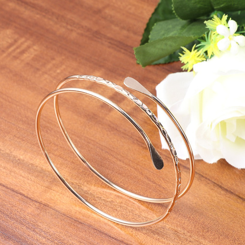 Brazalete Simple Minimalista De La Parte Superior Del Brazo
