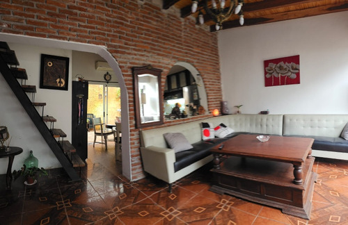 Dueño Vende 2 Casa En Un Solo Padron En Barrio Colón Cerca De Todos Los Servicios.