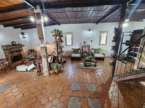 Bella Casa Tipo Chalet Holandés En Venta San Antonio De Los Altos 24-9993 Edf