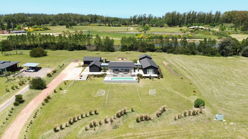 Casa De Diseño En Venta Pueblo Mio (ref: Bpv-8132)