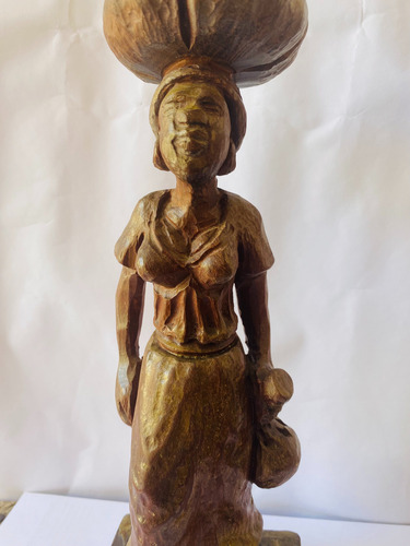 Escultura Mulher Africana Em Madeira Marrom-claro
